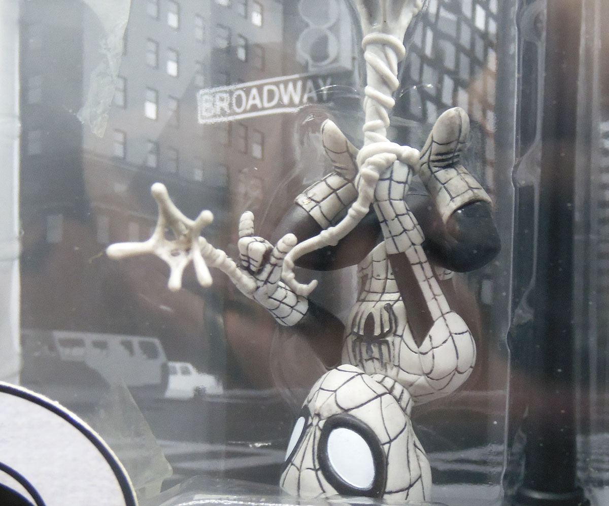 Quantum Mechanix Q-Fig - Marvel Spider-Man (Black & White) - Loot